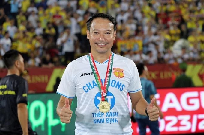 HLV Vũ Hồng Việt mang chức vô địch V.League đầu tiên về cho Nam Định 
