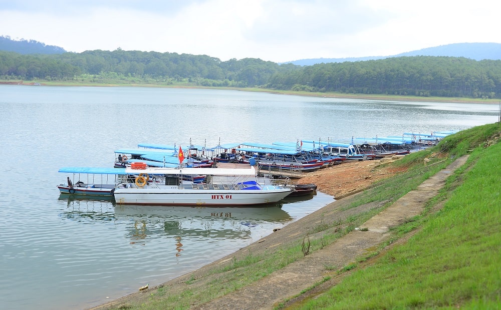 Lâm Đồng: Thuyền chở khách thưởng ngoạn hồ Tuyền Lâm nằm bờ, xã viên lo lắng