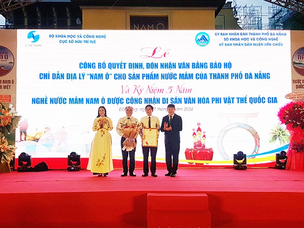 UBND quận Liên Chiểu đón nhận văn bàng bảo hộ chỉ dẫn địa lý "Nam Ô" cho sản phẩm nước mắm của TP Đà Nẵng.