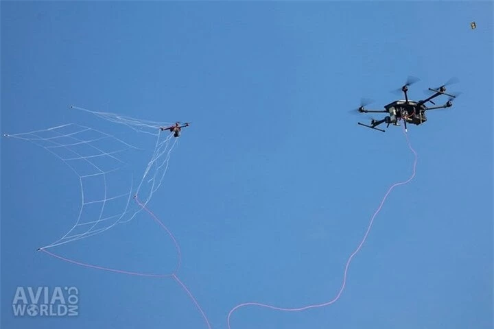 UAV phóng lưới bắt mục tiêu.