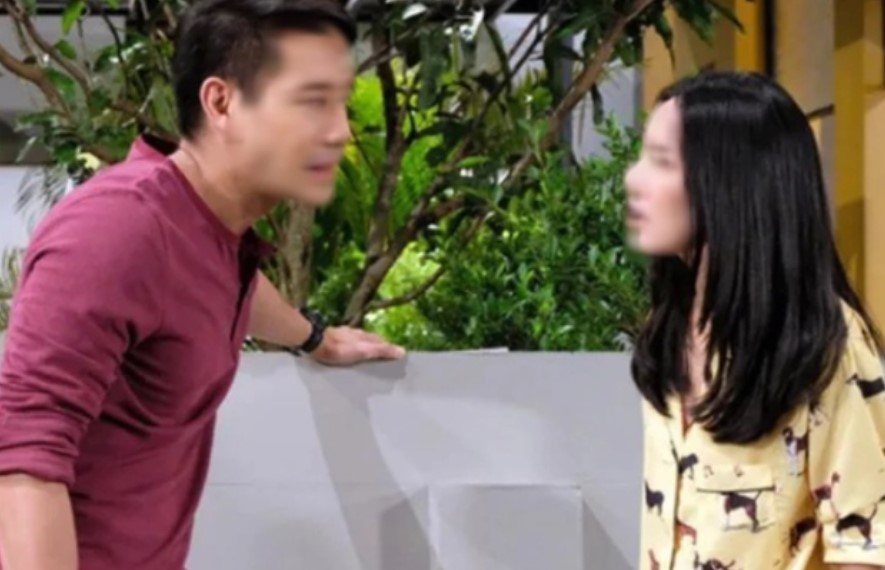 Thấy đồng nghiệp vỡ nợ, tôi về nhà truy hỏi vợ về tài sản tích lũy được, ngờ đâu cô ấy mang ra 6 cuốn sổ đỏ