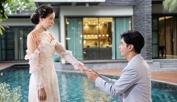 Bị bạn trai chia tay, tôi đang đau khổ tột cùng thì anh hàng xóm chạy sang dúi cho cuốn sổ tiết kiệm cả tỷ bạc