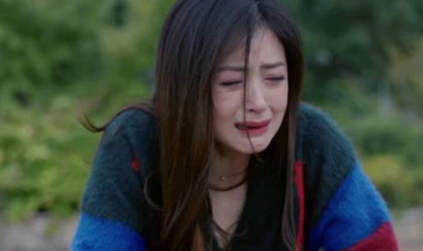 Ngày tôi nằm viện, anh hàng xóm đến thăm, trước khi rời đi anh dúi vào tay xấp tiền và nói một câu khiến tôi hoang mang