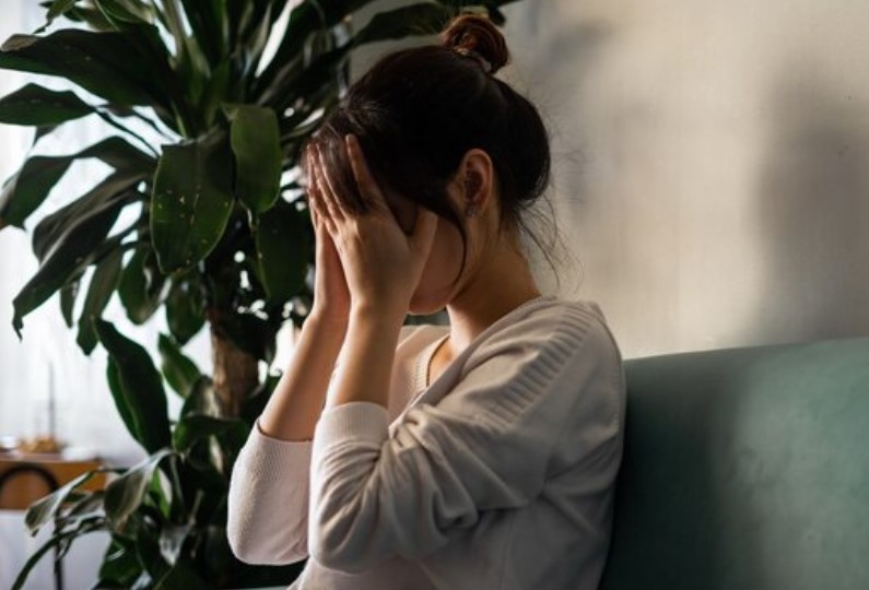 Ly hôn, anh trai đón tôi và con về ở cùng nên chị dâu khó chịu cáu gắt, nhưng một lần bệnh nặng, tôi nhận ra mình đã sai rồi