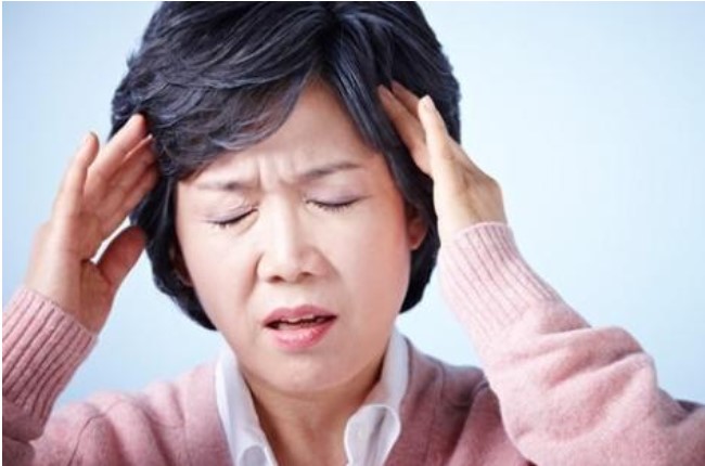 Hở ra là mẹ chồng so sánh rồi khen con dâu hàng xóm, nửa tháng nay bà nằm liệt giường cần người đổ bô, tôi cười: 'Dâu nhà mình bận rồi'