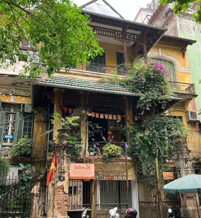 Loading T Cafe nằm ở gác hai một căn biệt thự cũ trên phố Chân Cầm.