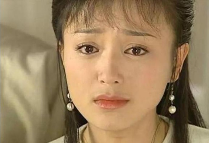 Thời học sinh, cô xinh đẹp đến mức thường xuyên bị chọc thủng lốp xe, được mệnh danh là 'Nữ sát thủ số 1'