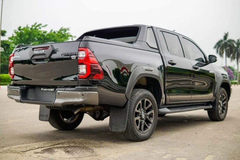 Lăn bánh 3 năm, Toyota Hilux ‘full option’ lên sàn xe cũ với giá bất ngờ