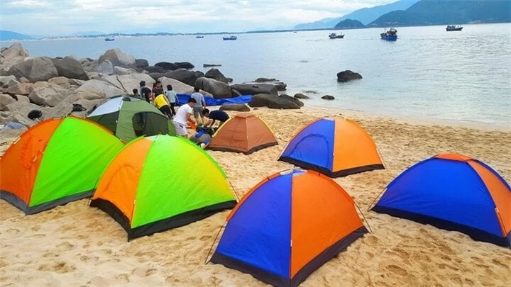 Ghé Hòn Nưa, du khách có thể dựng lều cắm trại qua đêm để cảm nhận từ từ nhịp sống không vội vàng, không tất bật ở giữa ‘đảo hoang’.