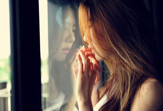 Khi dọn vệ sinh nhà tắm, tôi điêu đứng phát hiện mình bị chồng phản bội bấy lâu chỉ qua một thứ nhỏ xíu