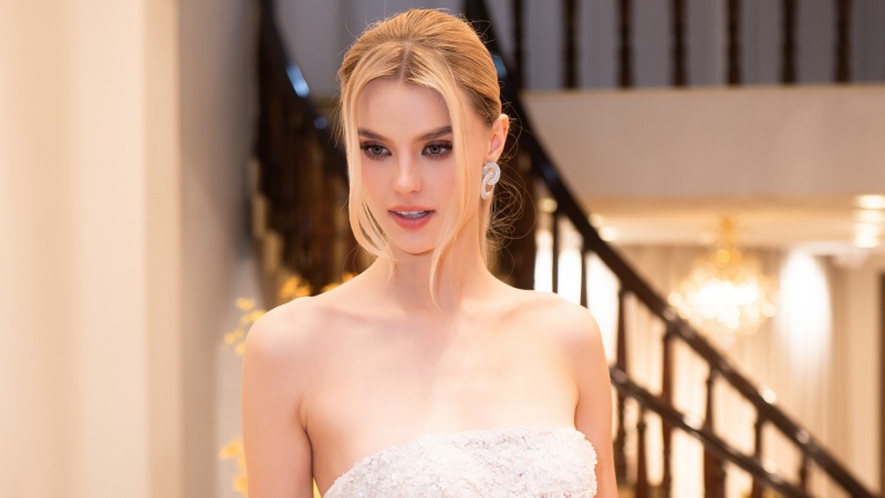 Đương kim Miss World quyến rũ với váy dạ hội