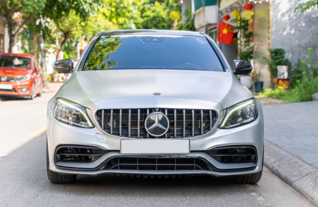Mercedes-Benz C300 AMG trượt giá ngỡ ngàng sau 4 năm lăn bánh