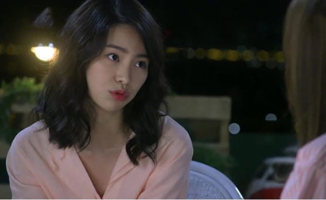 Kẻ thứ 3 đang đắc thắng vì vợ của người tình buông tay, thì một đối tượng khác bất ngờ 'nhảy ra' khiến cô ả kinh hồn bạt vía