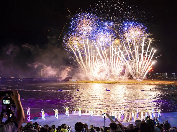 Show nghệ thuật đa trải nghiệm kết hợp trình diễn pháo hoa hàng đêm trên sông Hàn hứa hẹn sẽ rất thu hút khán giả.