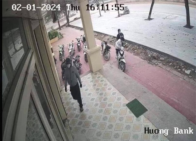 Nghiện game, mang lựu đạn giả xông vào ngân hàng cướp tiền ảnh 2