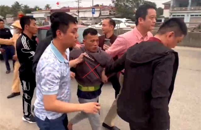 Nghiện game, mang lựu đạn giả xông vào ngân hàng cướp tiền ảnh 3