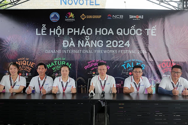 Đội Liuyang Jingduan New-art Display (Trung Quốc) trả lời phonggr vấn báo chí trước đêm thi thứ 4 của DFFF 2024.