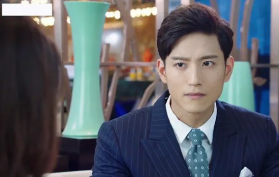 Thường xuyên bắt gặp anh hàng xóm nhìn qua nhà, cứ ngỡ thích tôi, nào ngờ chồng tiết lộ tin động trời