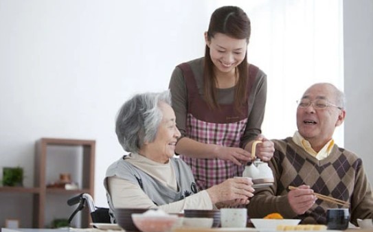 Tôi trầm trồ khen ngợi và ngưỡng mộ những người con thành đạt hiếu thảo của bác hàng xóm, nào ngờ bác ấy bật khóc