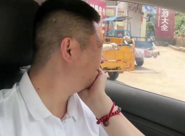 Bỏ vợ cưới nhân tình kém 10 tuổi, nửa năm sau người đàn ông hối hận khi nghe con gái nói