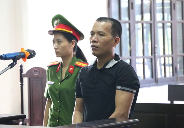 Nghiện game, mang lựu đạn giả xông vào ngân hàng cướp tiền