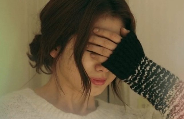 Nghe tin chị hàng xóm ốm nặng khó lòng qua khỏi, tôi qua thăm thì chị ấy nắm chặt tay và khẩn cầu một câu đẫm nước mắt