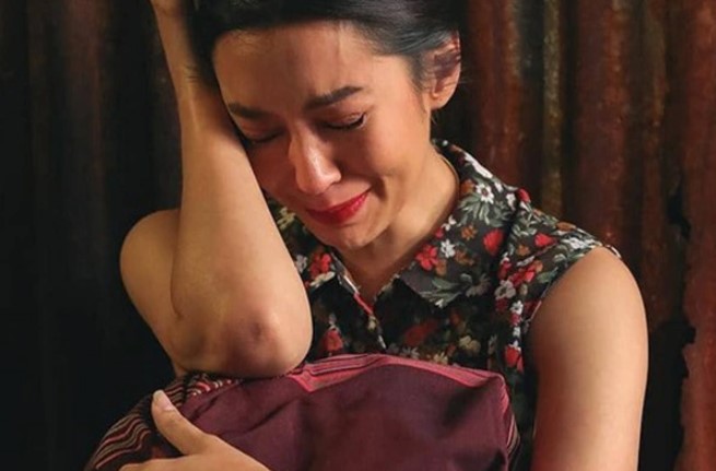 Sang nhà chị hàng xóm ngủ nhờ, nửa đêm nghe vợ chồng chị thì thầm tâm sự, tôi phẫn uất tột cùng