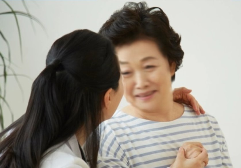 Chăm sóc mẹ chồng 3 tháng nhưng cứ tỉnh dậy là bà gọi tên chị dâu, đến ngày xuất viện, bà bất ngờ tặng tôi một món quà khổng lồ