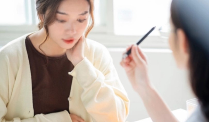 Biết chồng tôi bị tai nạn, sếp đến thăm rồi đưa cho một phong bì dày cộp, lời chị nói khiến tôi rơi nước mắt