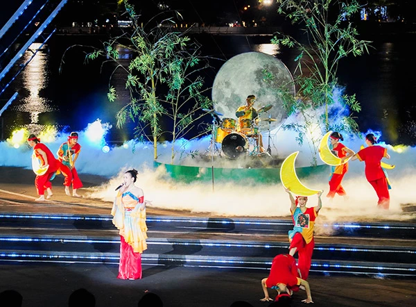 Chương trình nghệ thuật "Thế giới thần tiên" mở đầu cho đêm thi của hai đội pháo hoa đến từ Trung Quốc và Phần Lan.