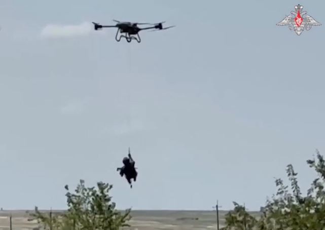 Clip: Quân đội Nga thử nghiệm UAV hạng nặng có khả năng mang theo biệt kích và tên lửa chống tăng