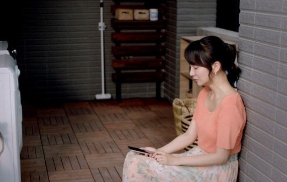 Nửa đêm chị hàng xóm thở hổn hển chạy sang xin muối, tôi đắng đót khi thấy chiếc áo chị đang mặc trên người