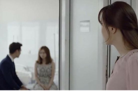 Cưu mang một cô gái nghèo, ngờ đâu nửa đêm người vợ kinh hãi phát hiện ra bấy lâu mình đã 'nuôi ong tay áo'