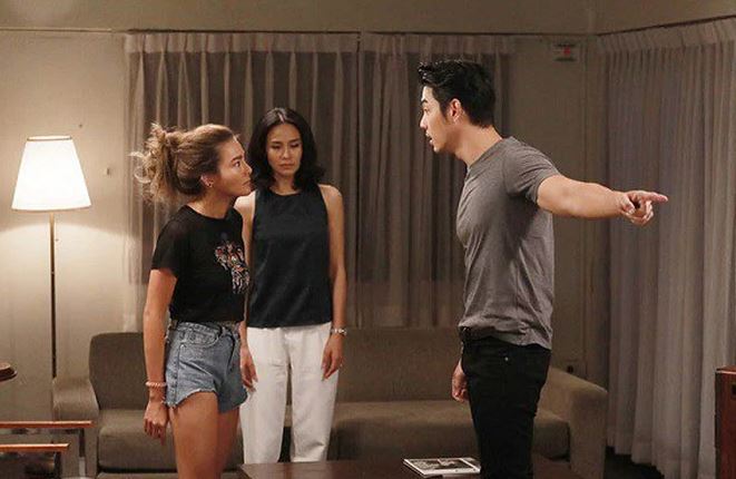 Đang vứt hết quần áo của vợ, tôi cay xè mắt khi thấy một thứ văng ra, càng hối hận hơn khi nghe câu nói của mẹ mình