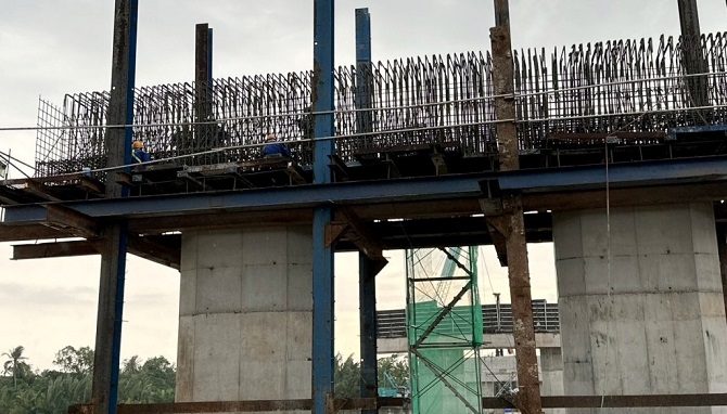 Cát về trên công trường cầu Đại Ngãi, gần 400 kỹ sư, công nhân gấp rút thi công