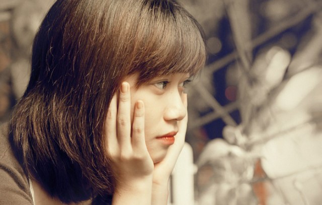 Thấy chị hàng xóm vứt bỏ túi đồ sơ sinh nên tôi nhặt về, mở ra mà choáng nặng khi thấy một thứ bên trong