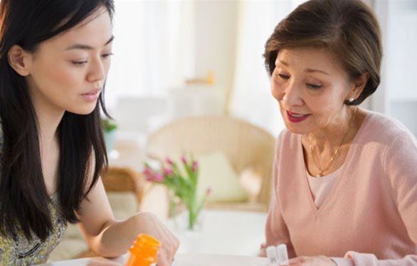 Mẹ chồng giằng tay con trai không cho rửa bát vì 'đàn ông nhà này không cần làm việc bếp núc', không ngờ con trai nói một câu đầy bất ngờ