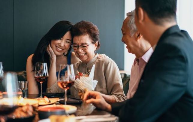 Sinh nhật mẹ chồng, các con đều tặng quà đắt đỏ nhưng bà lại lấy ra một hộp đầy vàng khiến chúng tôi phải lén lau nước mắt