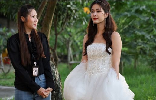 Thấy tôi bước ra với chiếc váy cưới lộng lẫy, mẹ chồng giận dữ đứng lên ra về trước sự ngỡ ngàng của hàng trăm cặp mắt