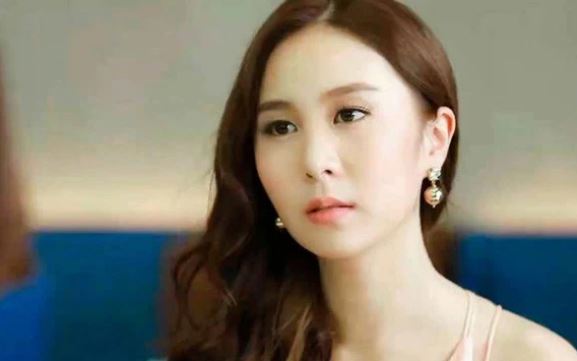 Một lần vào khách sạn, ở quầy lễ tân vợ ngỡ ngàng gặp mẹ chồng đang check-out, nhưng câu chuyện đằng sau mới sốc