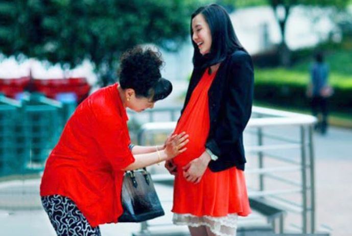 Mẹ chồng bảo dị ứng hải sản để con dâu ăn hết đĩa tôm, biết lý do tôi khóc nấc