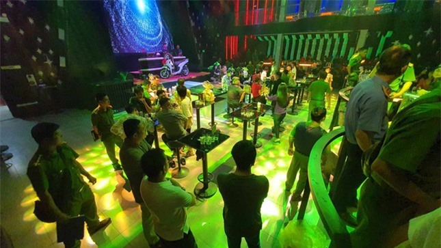 Đột kích quán bar, phát hiện hàng chục người liên quan đến ma tuý ảnh 1