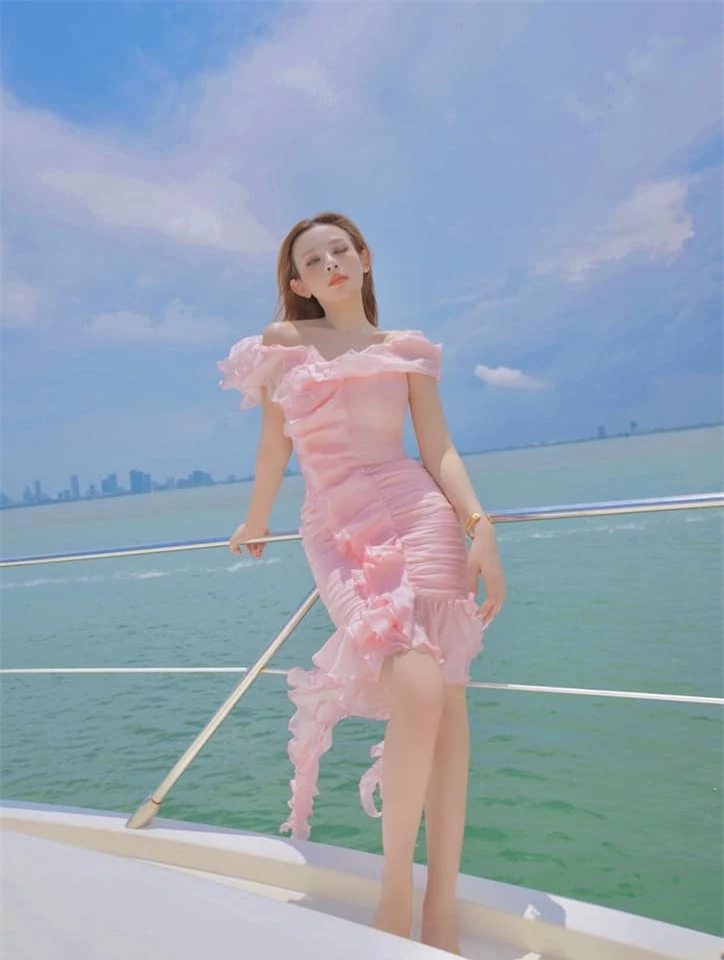 "Phú bà" ở biệt thự trăm tỷ U40 vẫn mê diện đồ màu hồng mà không bị sến, xinh như búp bê barbie - 11