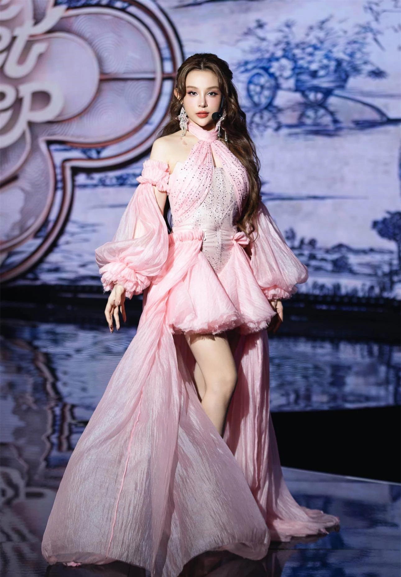 "Phú bà" ở biệt thự trăm tỷ U40 vẫn mê diện đồ màu hồng mà không bị sến, xinh như búp bê barbie - 14