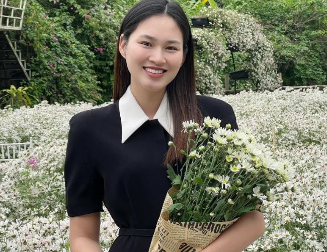 Chị gái hoa hậu Đỗ Thị Hà đẹp từ da đến dáng chẳng kém cô em, nhưng không đam mê thi nhan sắc