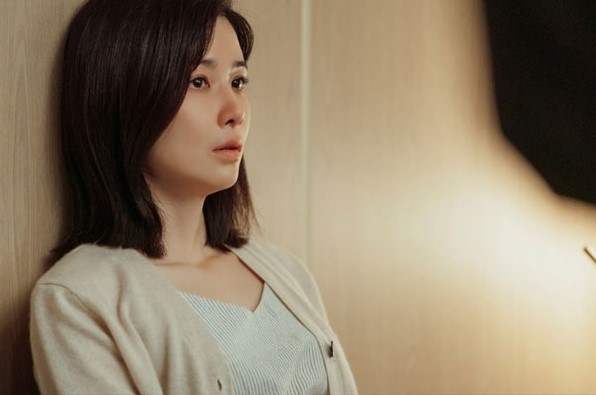 Đi mua hộp sữa về thì không thấy chồng con đâu, tôi hốt hoảng đi tìm và chết điếng với cảnh tượng nhìn thấy bên nhà hàng xóm