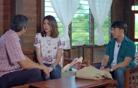 Vừa đi làm về tới cổng đã thấy bố chồng đứng đợi, nghe câu ông hỏi tôi cảm động rơi nước mắt