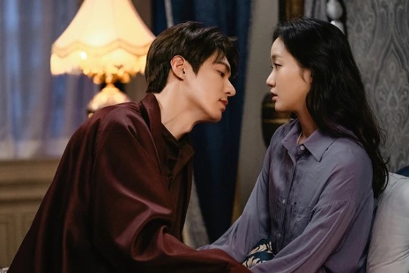 Thấy vợ lén giặt đồ của kẻ lạ, chồng lôi xềnh xệch ra đường bêu riếu rồi xấu hổ ngược khi hàng xóm lên tiếng