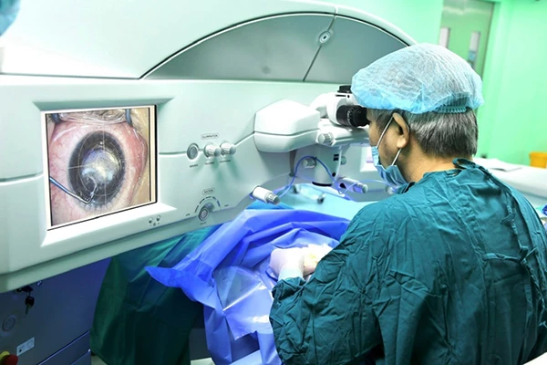 BV Mắt Việt An Đà Nẵng là đơn vị đầu tiên tại miền Trung tiến hành phẫu thuật phakic điều trị tật khúc xạ và phẫu thuật điều trị lão thị.