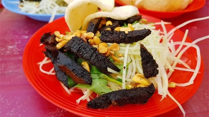QuánGỏi bò khô Hưng Thịnhnằm trong danh sách địa điểm ăn uống không thể bỏ qua tại Nha Trang.